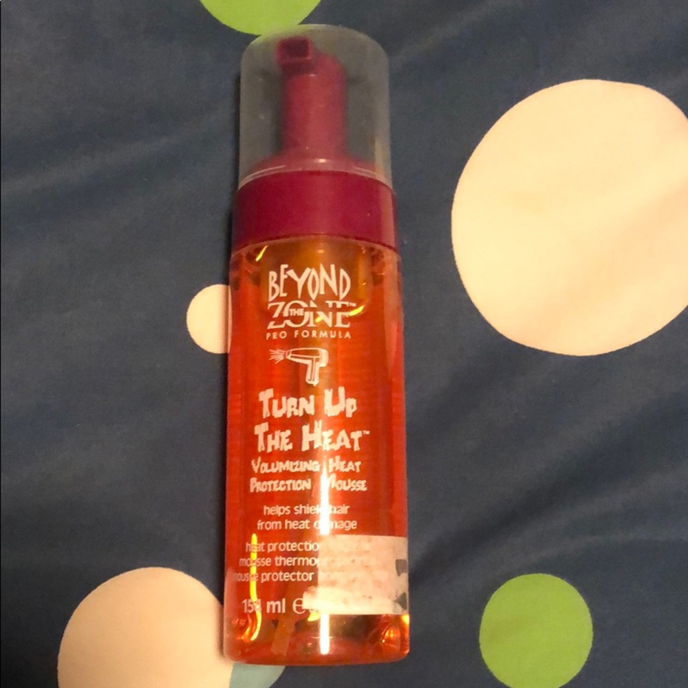 Volumizing heat protectant mousse